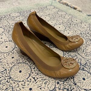 ✨ Tory Burch Sally Patent Leather Wedge Heels – Tan/Camel